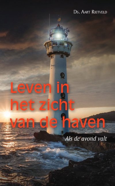 Steeds meer dringt tot ons door dat wij kwetsbare mensen zijn en een broos bestaan leiden. Hoe ouder we mogen worden, hoe meer het licht valt op onze vergankelijkheid. Het leven van een mens is als een bootreis. Soms is de vaart voorspoedig, maar een storm kan ook golven storten op onze boot. Een vuurtoren was in het verleden onmisbaar voor een behouden vaart. En zoals het licht van vuurtorens schepen op koers hield, zo wil de auteur van dit boek zicht bieden op persoonlijke levensvragen en wijzen op Hem die ons behoedzaam wil leiden naar de veilige Thuishaven waar geen nacht meer zal zijn.